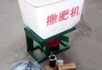 悬挂传动轴施肥机 大容量塑料桶抛肥机 草籽撒肥机